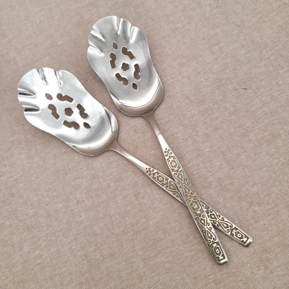 ONEIDA Other - Oneida Deluxe SPANISH MOOD Stainless Steel 8.5” Set of 2 Pastry Servers